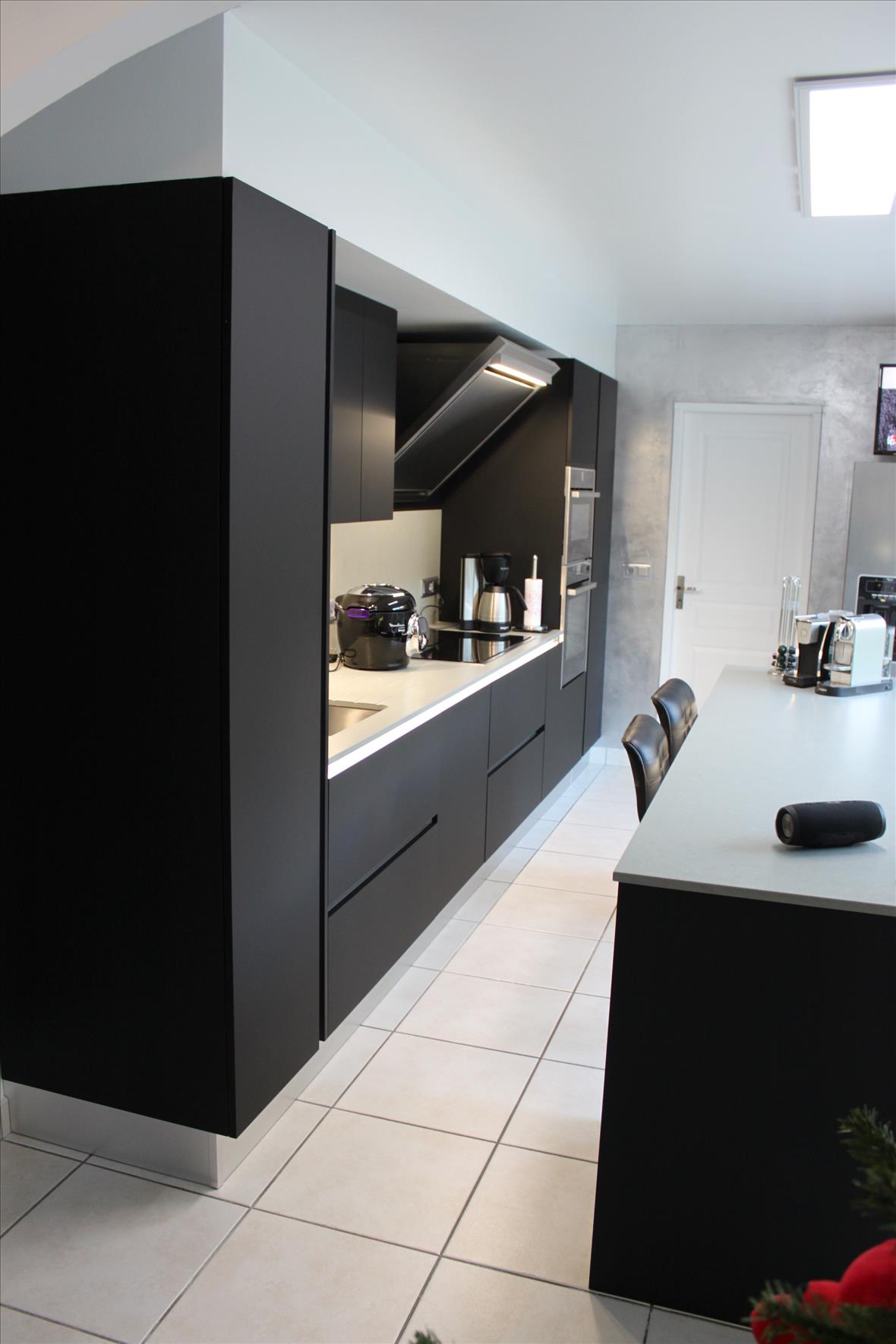 Cuisine ouverte de style moderne noir à Hédouville | Raison Home - 6