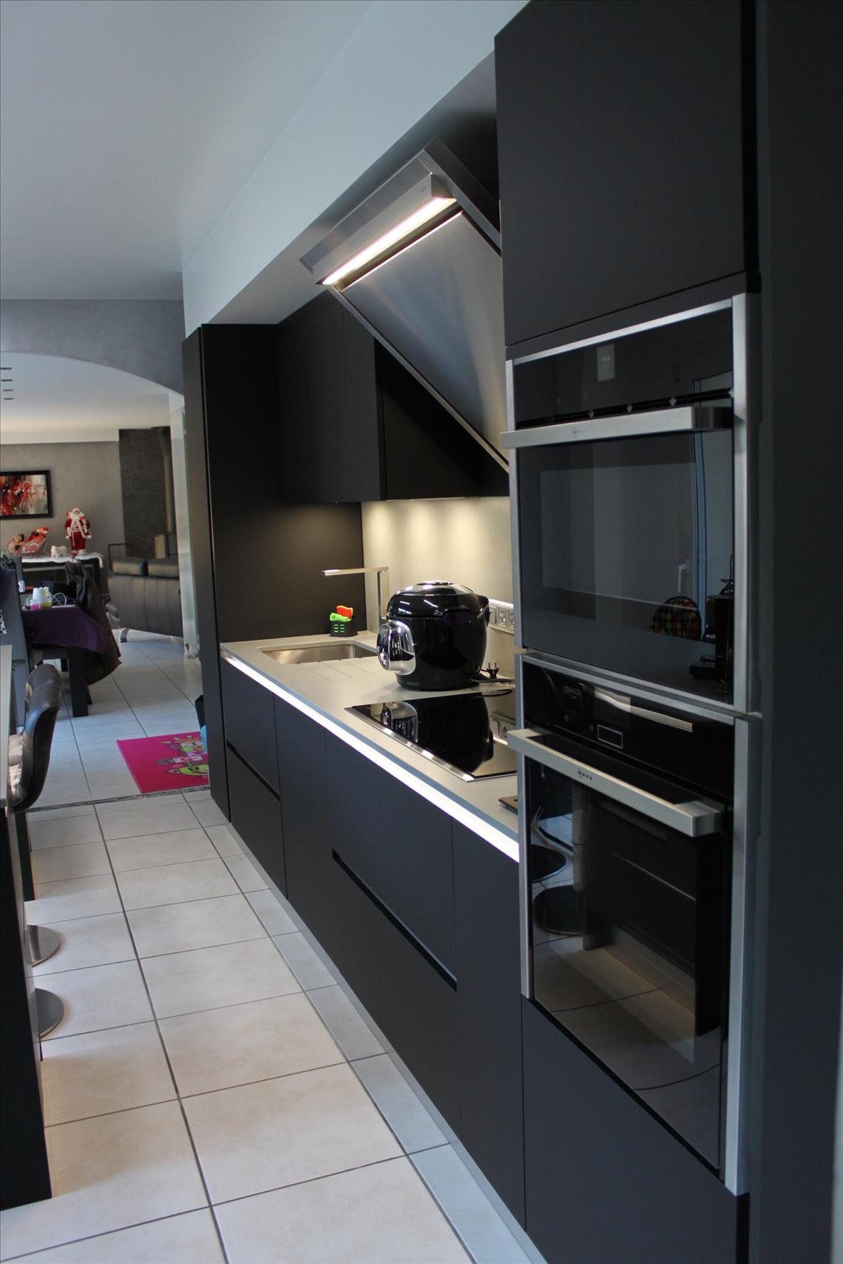 Cuisine ouverte de style moderne noir à Hédouville | Raison Home - 2