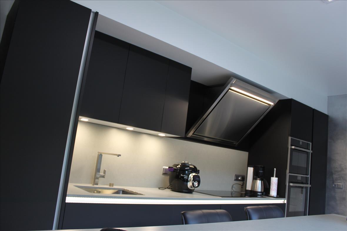 Cuisine ouverte de style moderne noir à Hédouville | Raison Home - 5