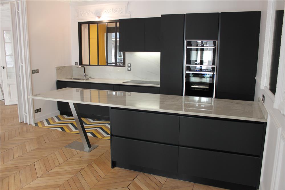 Cuisine ouverte de style moderne noir à Paris | Raison Home - 2