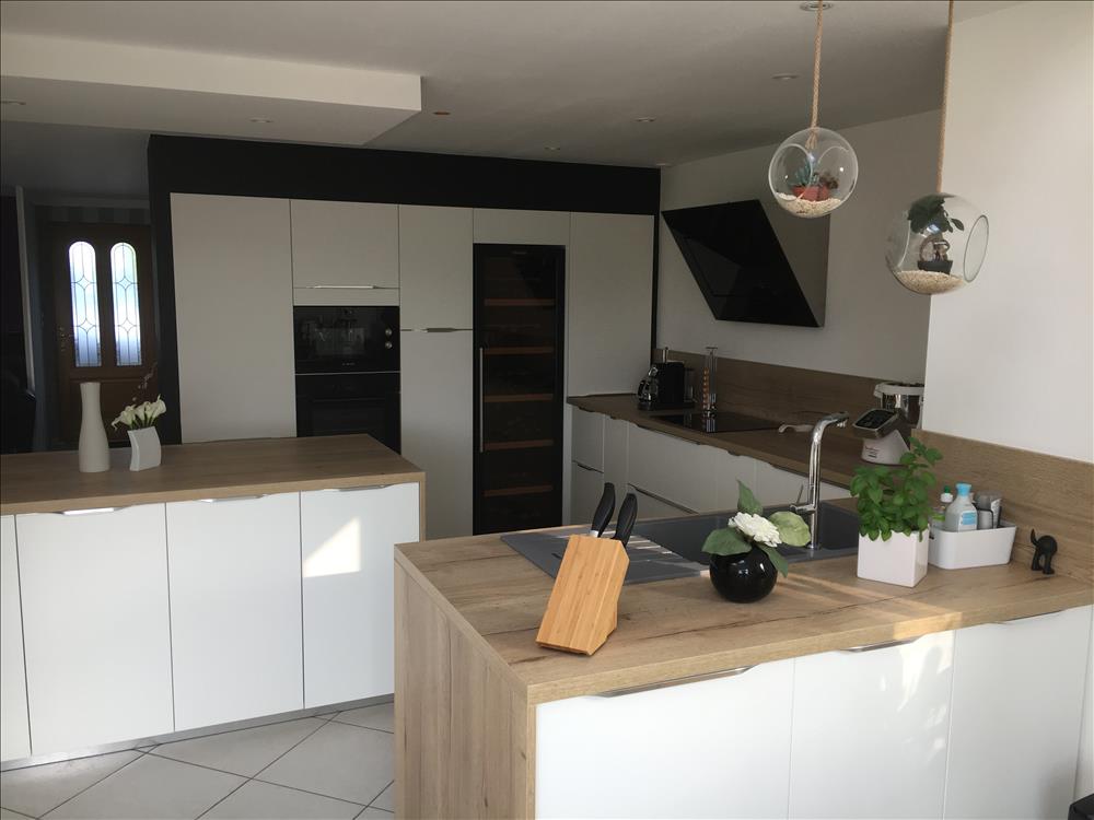 Cuisine ouverte de style moderne bois, blanc et beige à Avesnes-le-Comte | Raison Home - 4