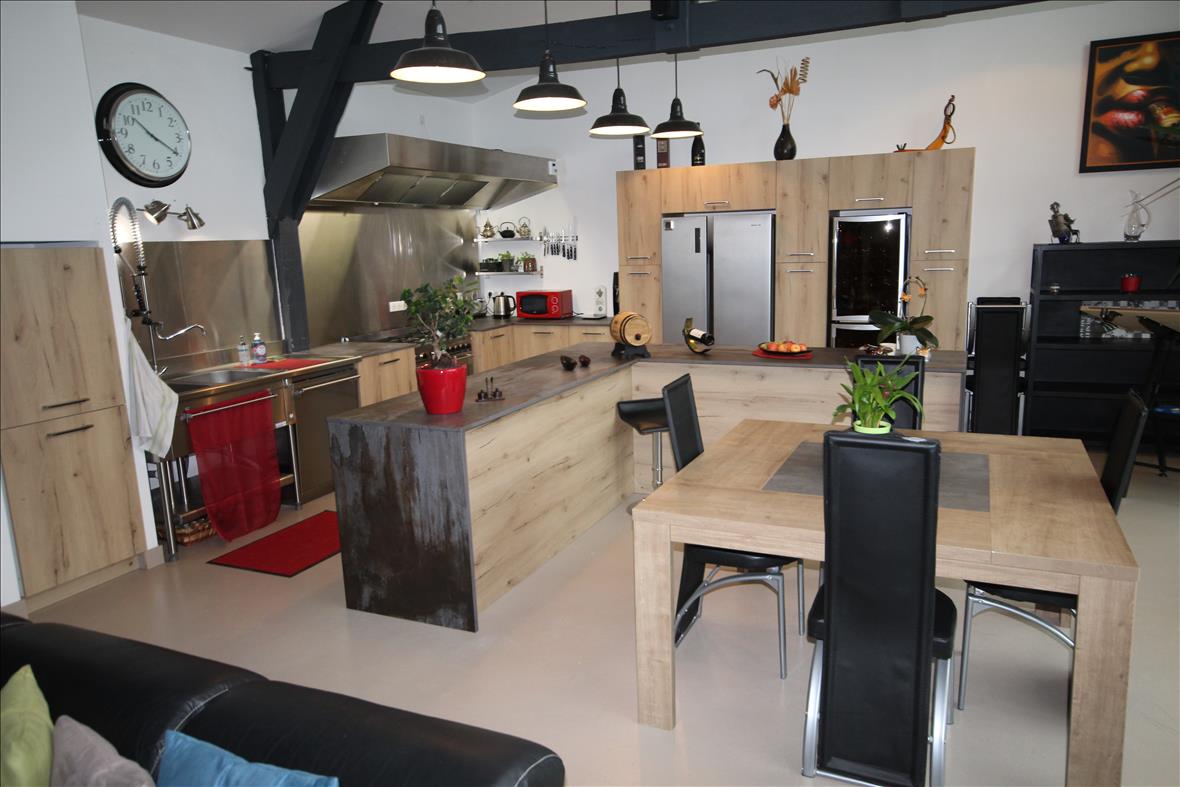 Cuisine ouverte de style moderne bois à Saint-Nazaire | Raison Home - 8