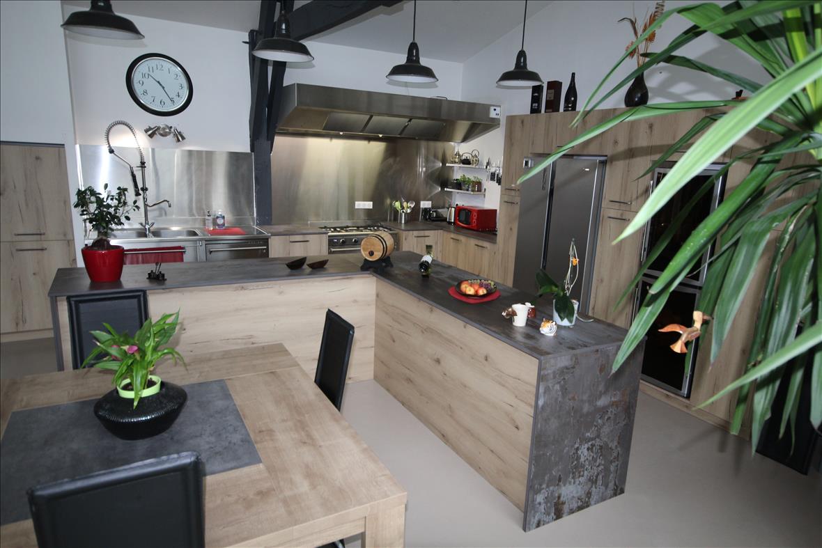 Cuisine ouverte de style moderne bois à Saint-Nazaire | Raison Home - 4