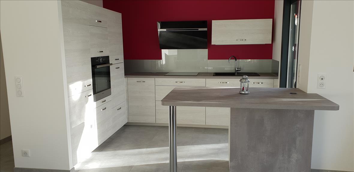 Cuisine ouverte de style contemporain bois et blanc à Saint-André-des-Eaux | Raison Home - 1