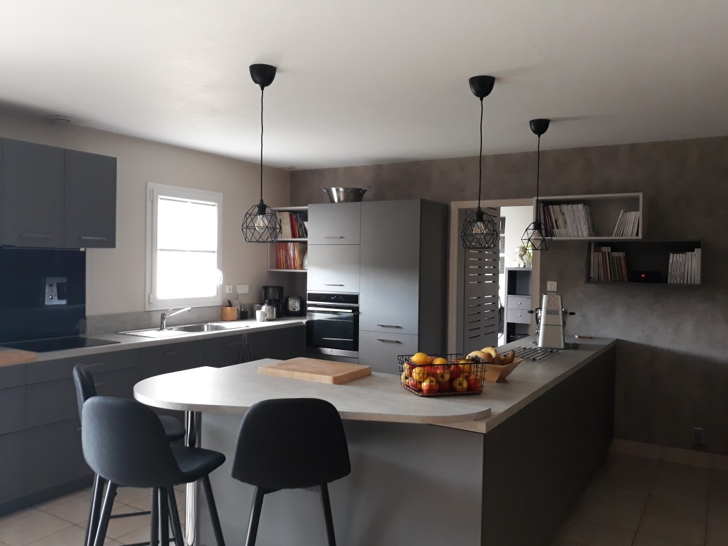 Cuisine ouverte de style moderne noir à Donges | Raison Home - 5