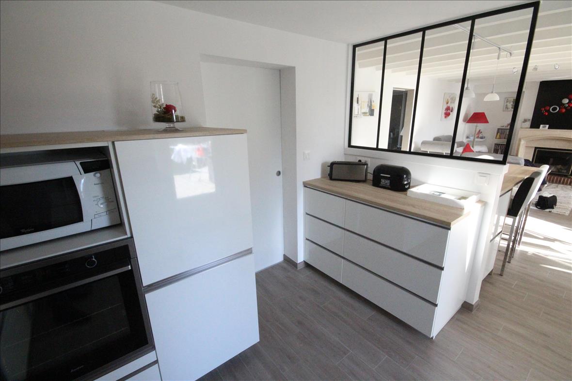 Cuisine ouverte de style contemporain blanc à Loches | Raison Home - 2