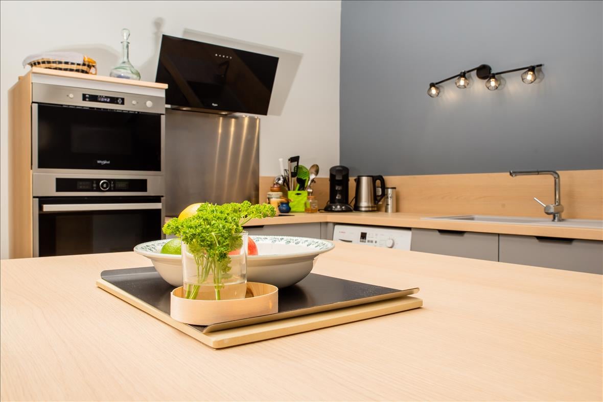 Cuisine ouverte de style contemporain blanc à Douvres | Raison Home - 1