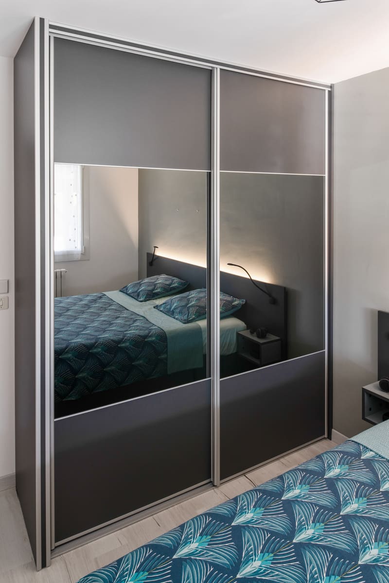 Placard de chambre gris et miroir et chevets à Morestel | Raison Home - 2