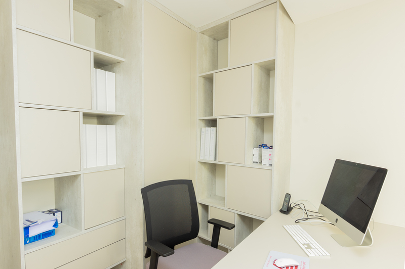 Bureau beige aménagé à domicile à Lyon 2