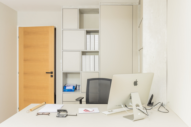 Bureau beige aménagé à domicile à Lyon 1