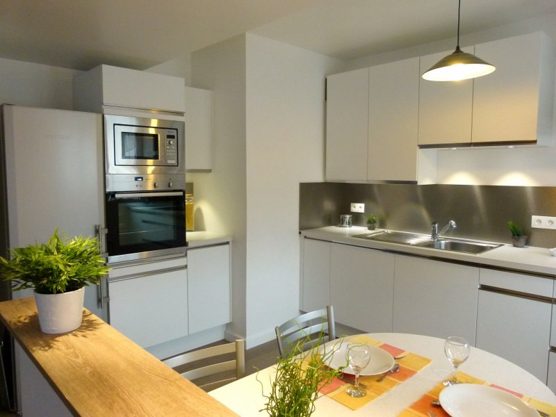 Cuisine ouverte de style moderne blanc 5