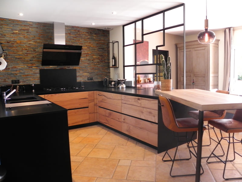 Cuisine contemporaine semi-ouverte avec verrière à Les Sables-d'Olonne | Raison Home - 1