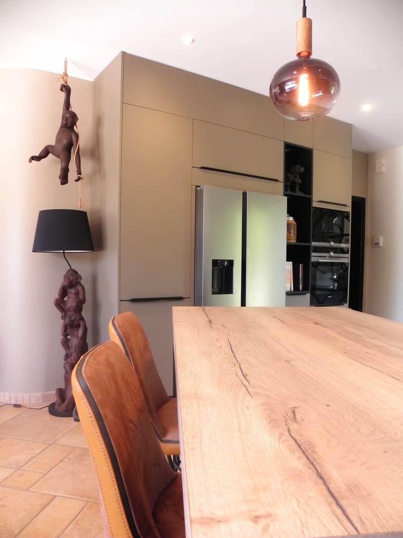 Cuisine contemporaine semi-ouverte avec verrière à Les Sables-d'Olonne | Raison Home - 5