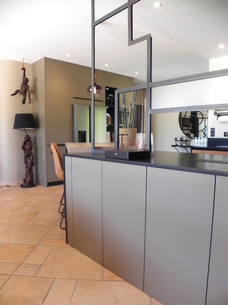 Cuisine contemporaine semi-ouverte avec verrière à Les Sables-d'Olonne | Raison Home - 6