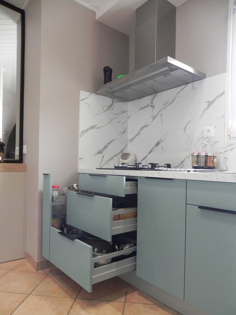 Cuisine moderne ouverte avec îlot en U avec verrière à Challans 5