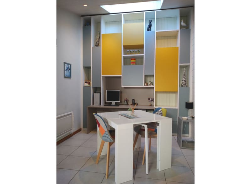 Bibiothèque bureau blanc, jaune et bleu à La Roche-sur-Yon | Raison Home - 1