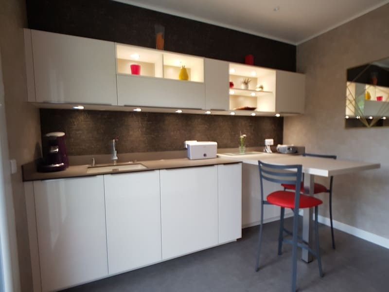 Cuisine moderne fermée blanc brillant avec plan de travail en Fenix à Veyre-Monton | Raison Home - 1
