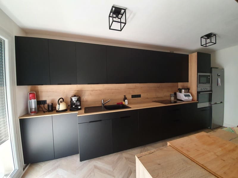 Cuisine moderne noir mat avec îlot central à Clermont-Ferrand | Raison Home - 5