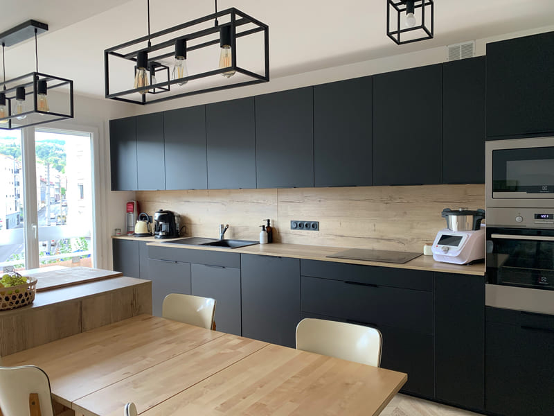 Cuisine moderne noir mat avec îlot central à Clermont-Ferrand | Raison Home - 3