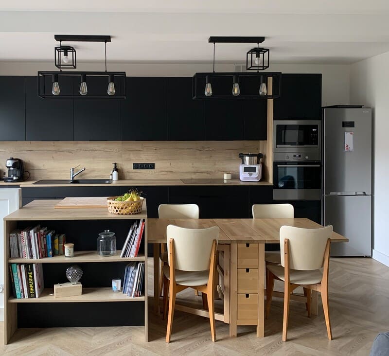 Cuisine moderne noir mat avec îlot central à Clermont-Ferrand | Raison Home - 1