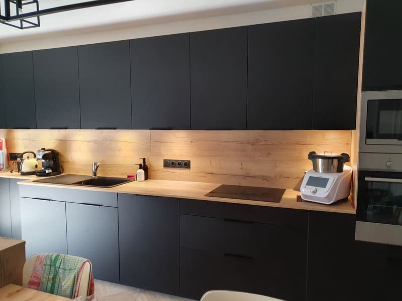 Cuisine moderne noir mat avec îlot central à Clermont-Ferrand | Raison Home - 2