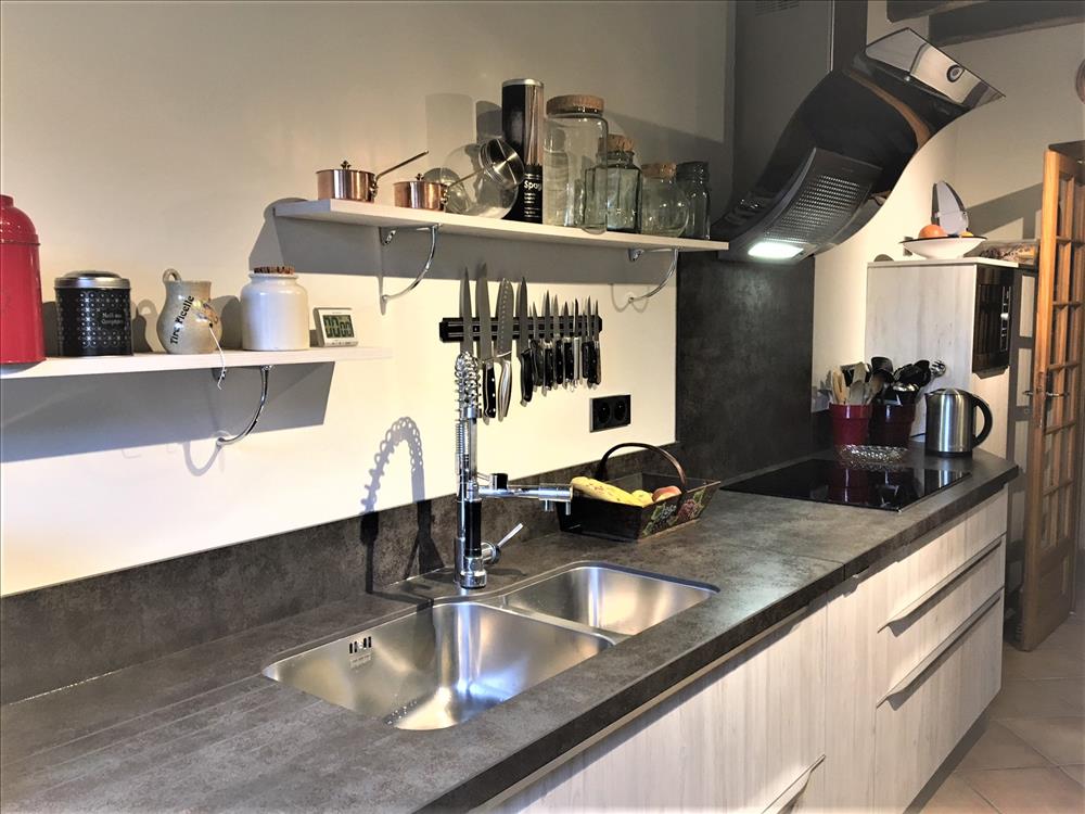 Cuisine fermée de style contemporain bois et blanc à Pont-sur-Vanne 7