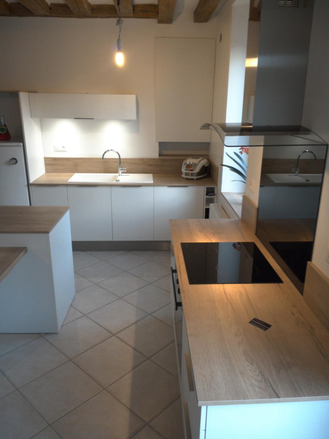 Cuisine ouverte de style contemporain blanc à Malay-le-Grand 7