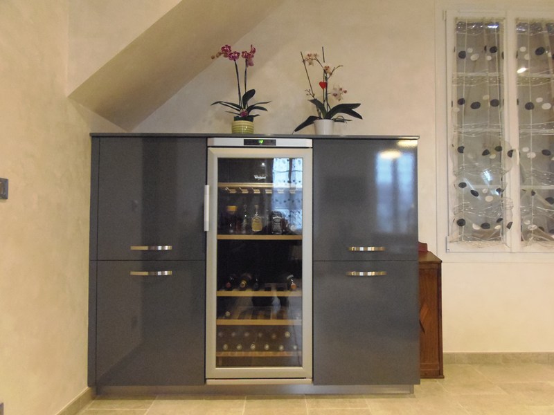 Cuisine ouverte de style moderne gris à Sens 1