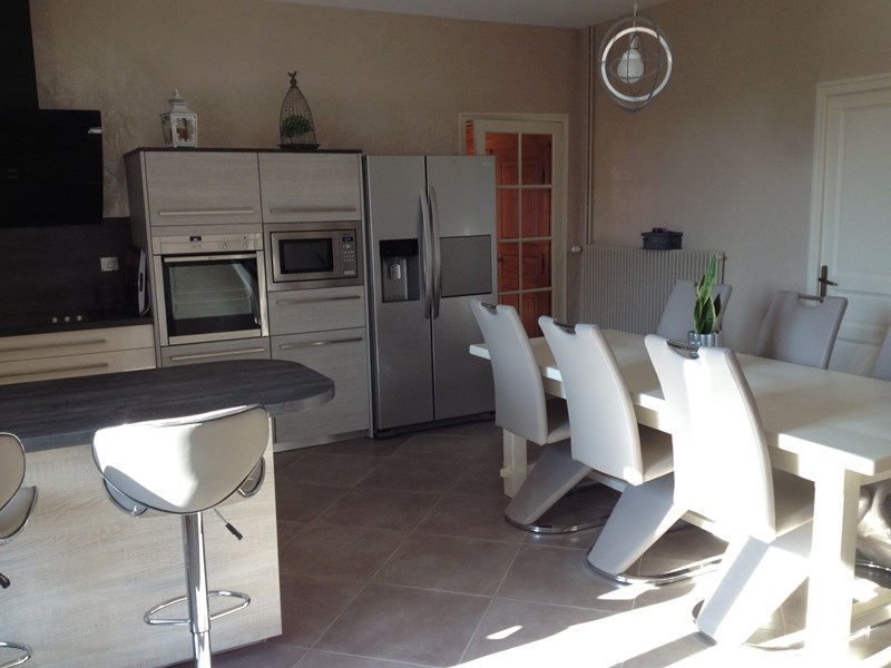 Cuisine ouverte de style contemporain blanc, bois et beige à Sens 3