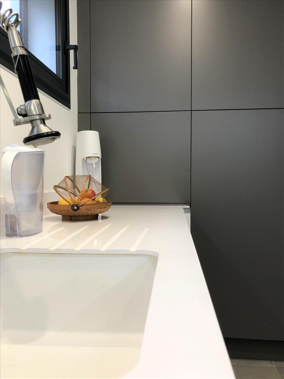 Cuisine ouverte de style moderne gris 6