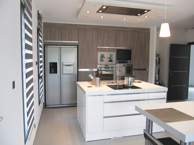 Cuisine ouverte de style moderne blanc et bois à Saint-Mathieu-de-Tréviers | Raison Home - 1
