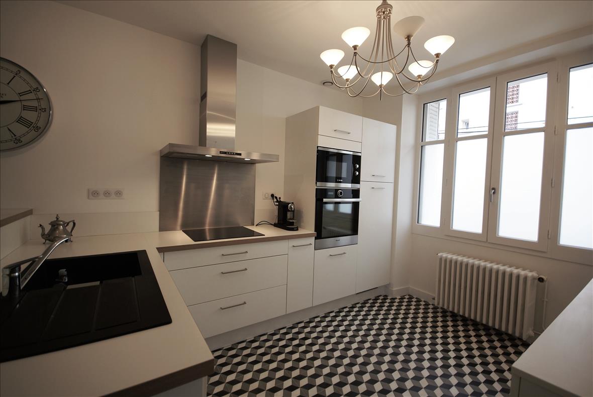 Cuisine ouverte de style contemporain blanc à Nantes | Raison Home - 7