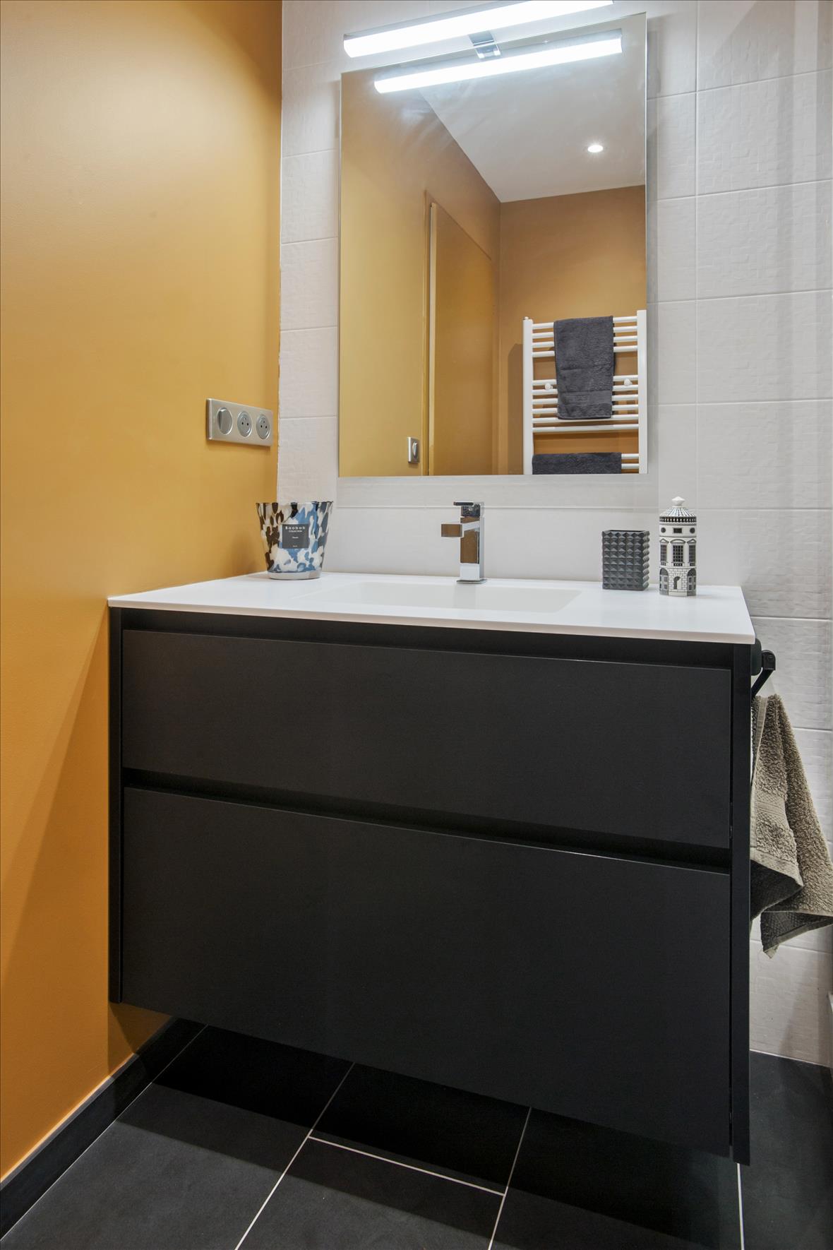 Salle de bains fermée de style contemporain noir à Nantes 9