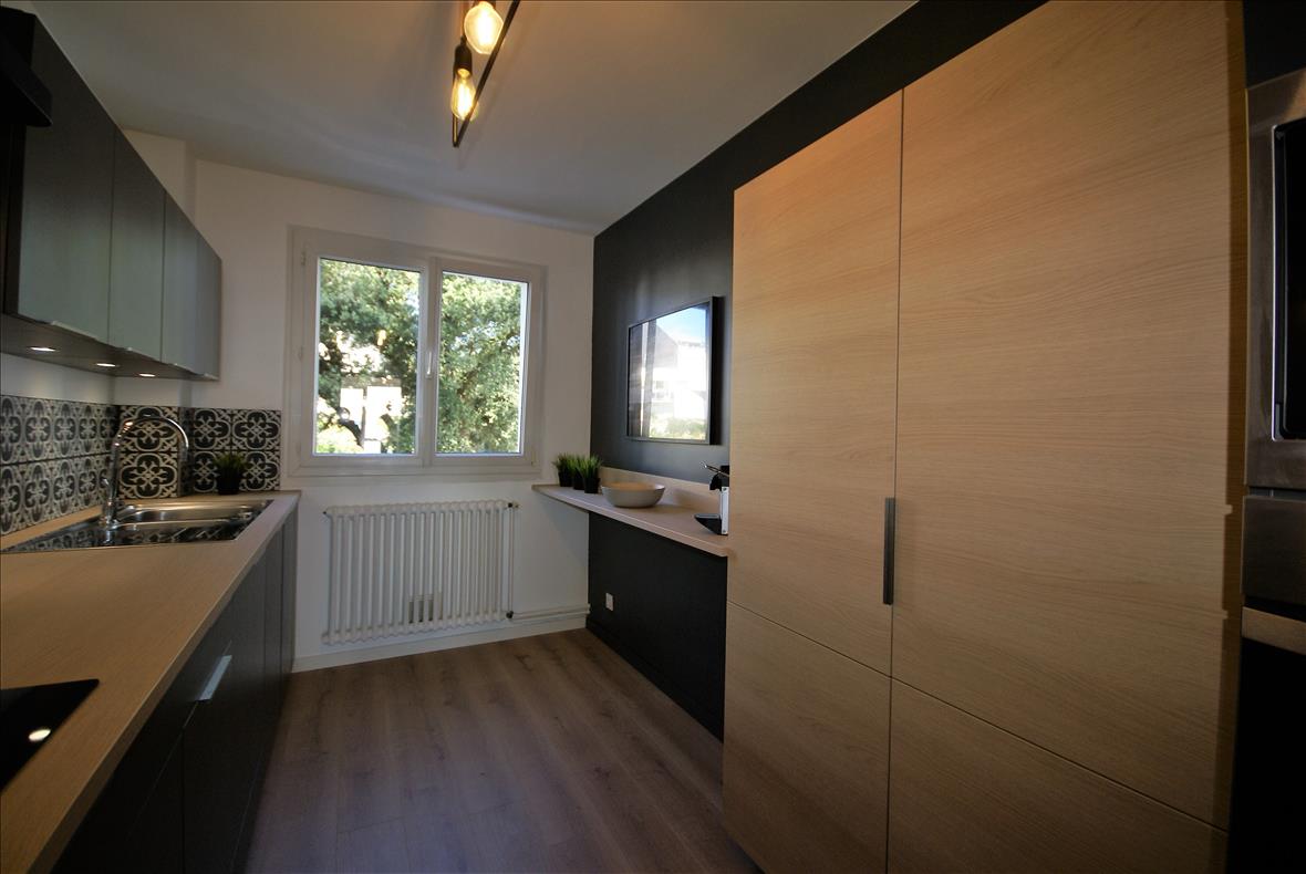 Cuisine ouverte de style contemporain bois et noir à Saint-Nazaire | Raison Home - 5