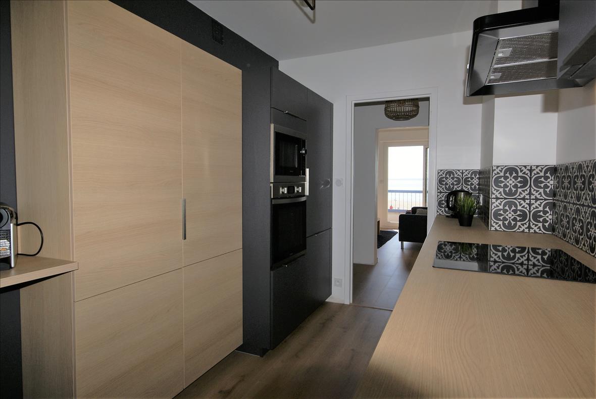 Cuisine ouverte de style contemporain bois et noir à Saint-Nazaire | Raison Home - 6