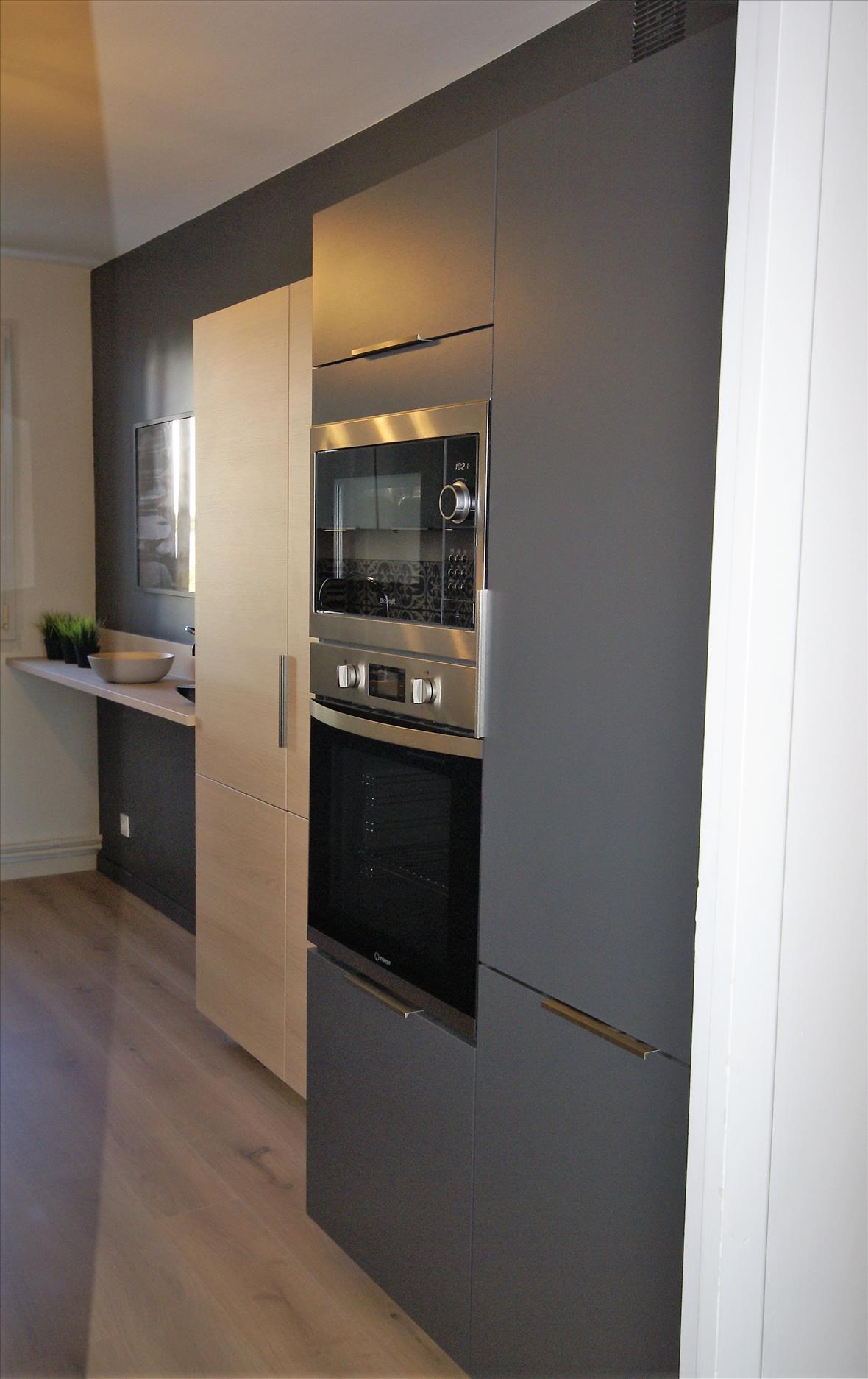 Cuisine ouverte de style contemporain bois et noir à Saint-Nazaire | Raison Home - 8