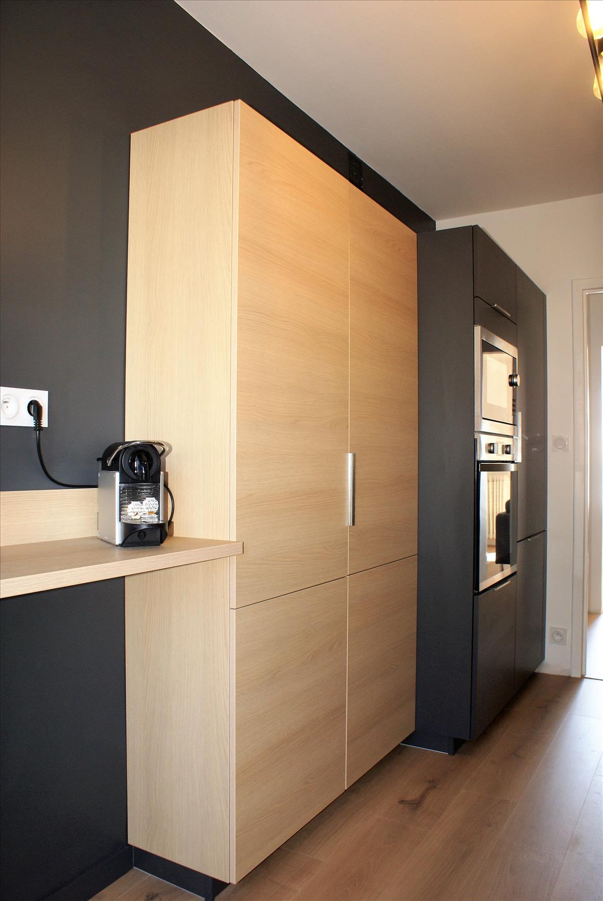 Cuisine ouverte de style contemporain bois et noir à Saint-Nazaire | Raison Home - 10