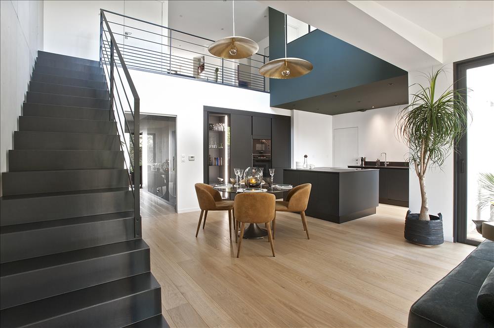 Cuisine ouverte de style moderne noir à Nantes | Raison Home - 1