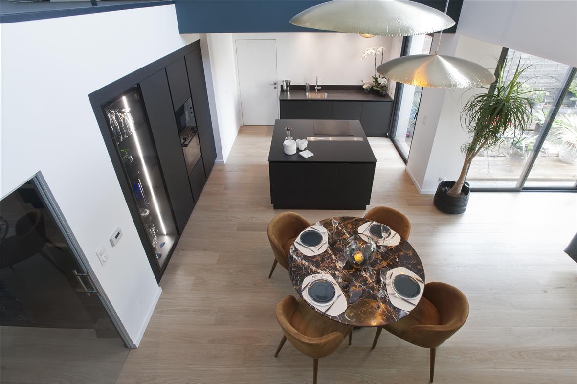 Cuisine ouverte de style moderne noir à Nantes | Raison Home - 2