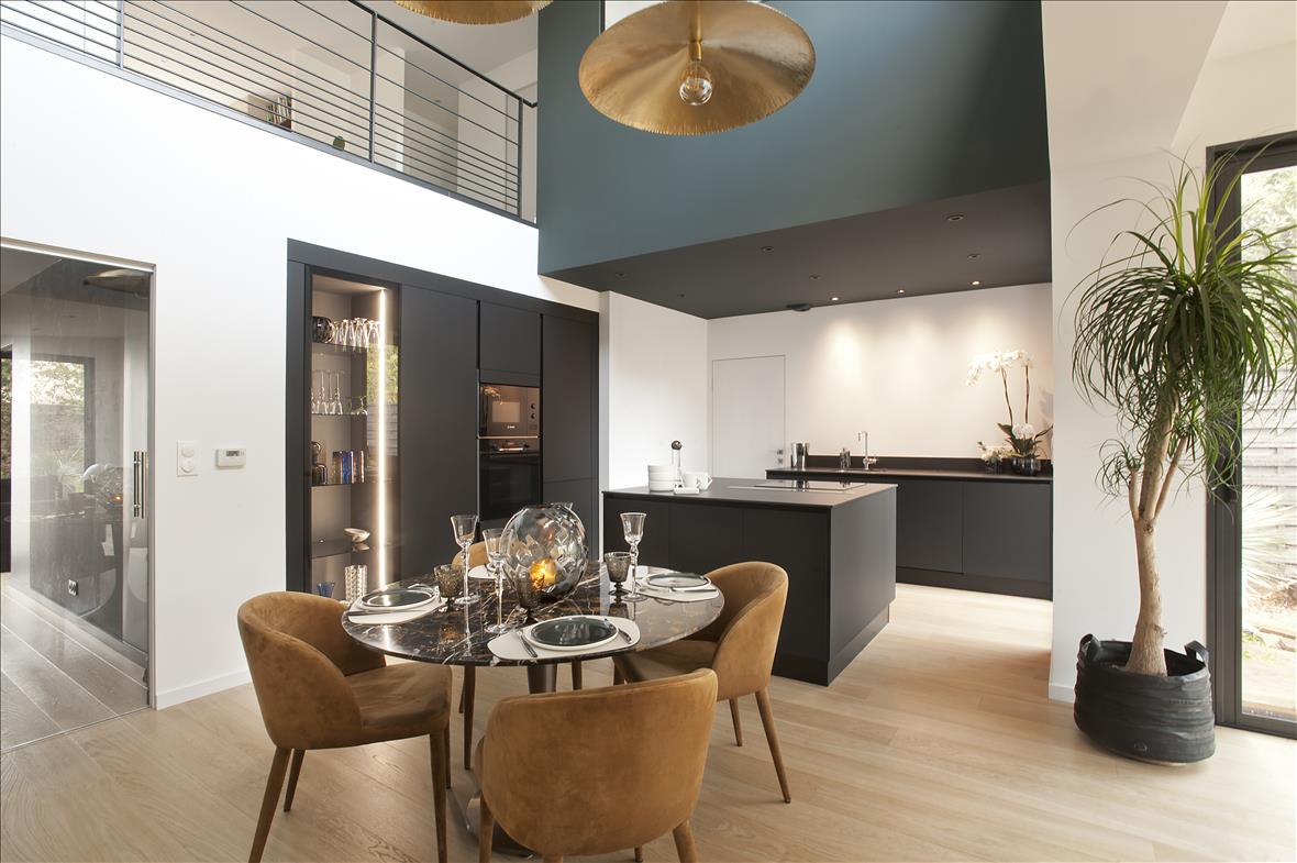 Cuisine ouverte de style moderne noir à Nantes | Raison Home - 3