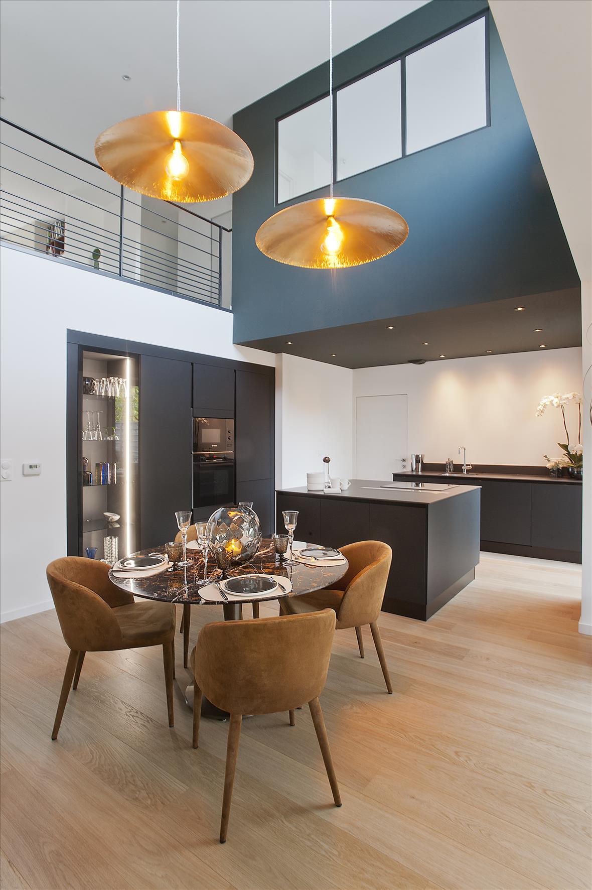 Cuisine ouverte de style moderne noir à Nantes | Raison Home - 4