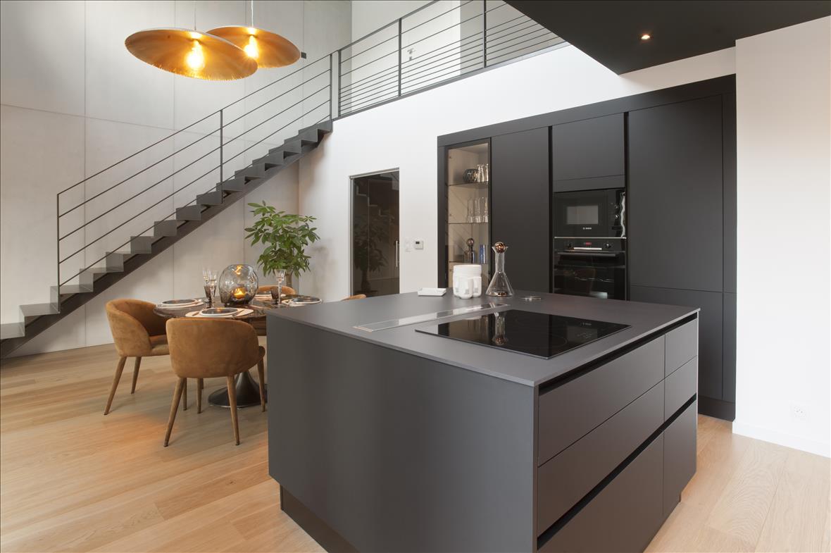 Cuisine ouverte de style moderne noir à Nantes | Raison Home - 5