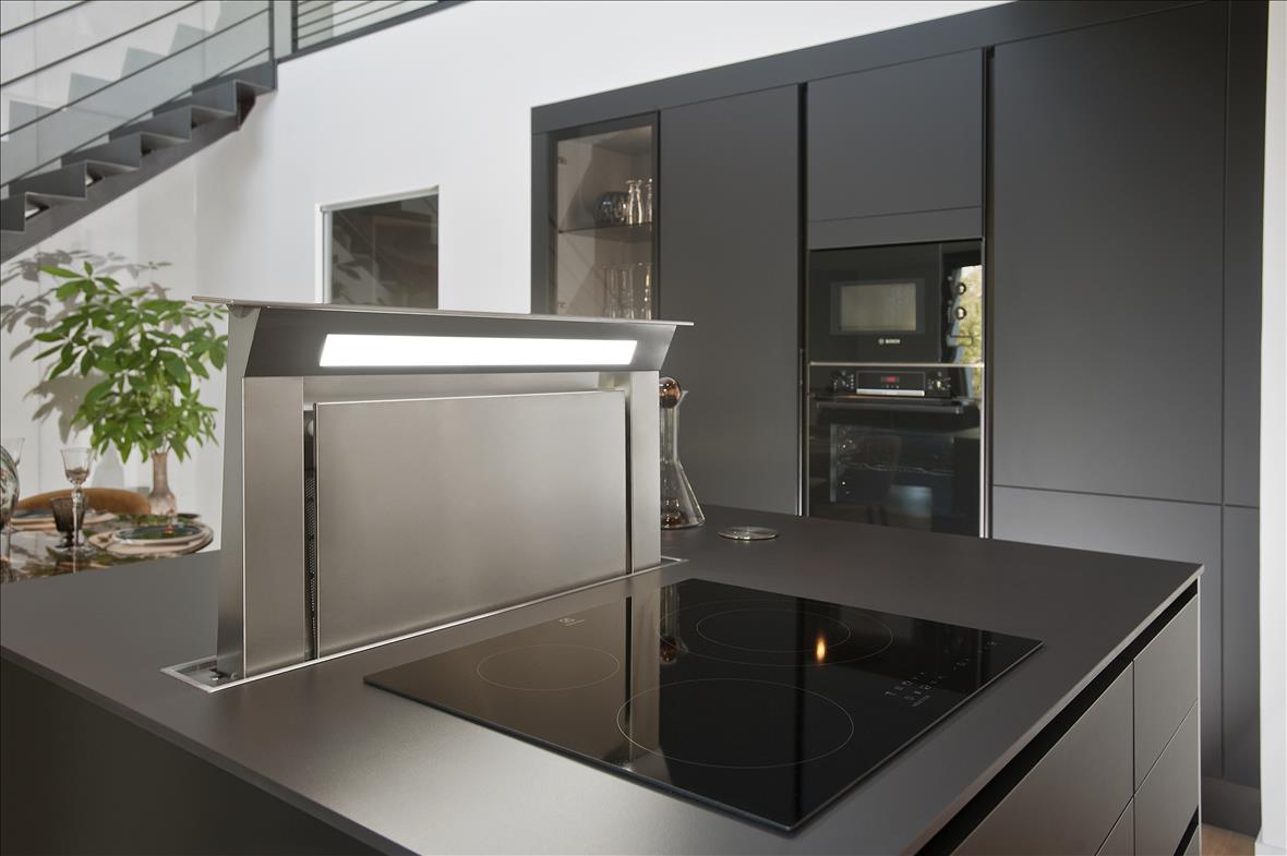 Cuisine ouverte de style moderne noir à Nantes | Raison Home - 9