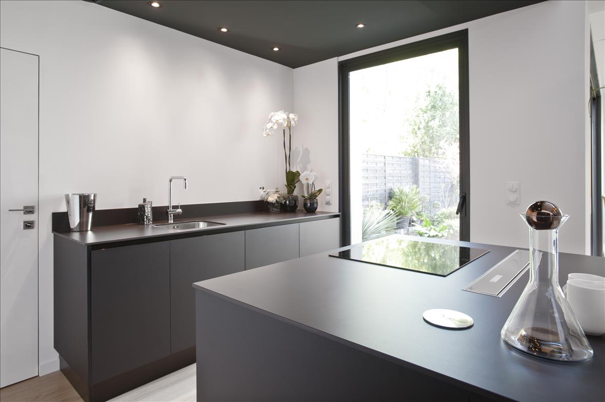 Cuisine ouverte de style moderne noir à Nantes | Raison Home - 10