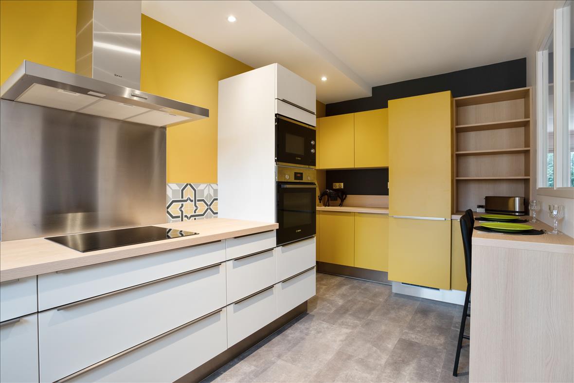 Cuisine de style contemporain blanc et orange à Nantes | Raison Home - 4