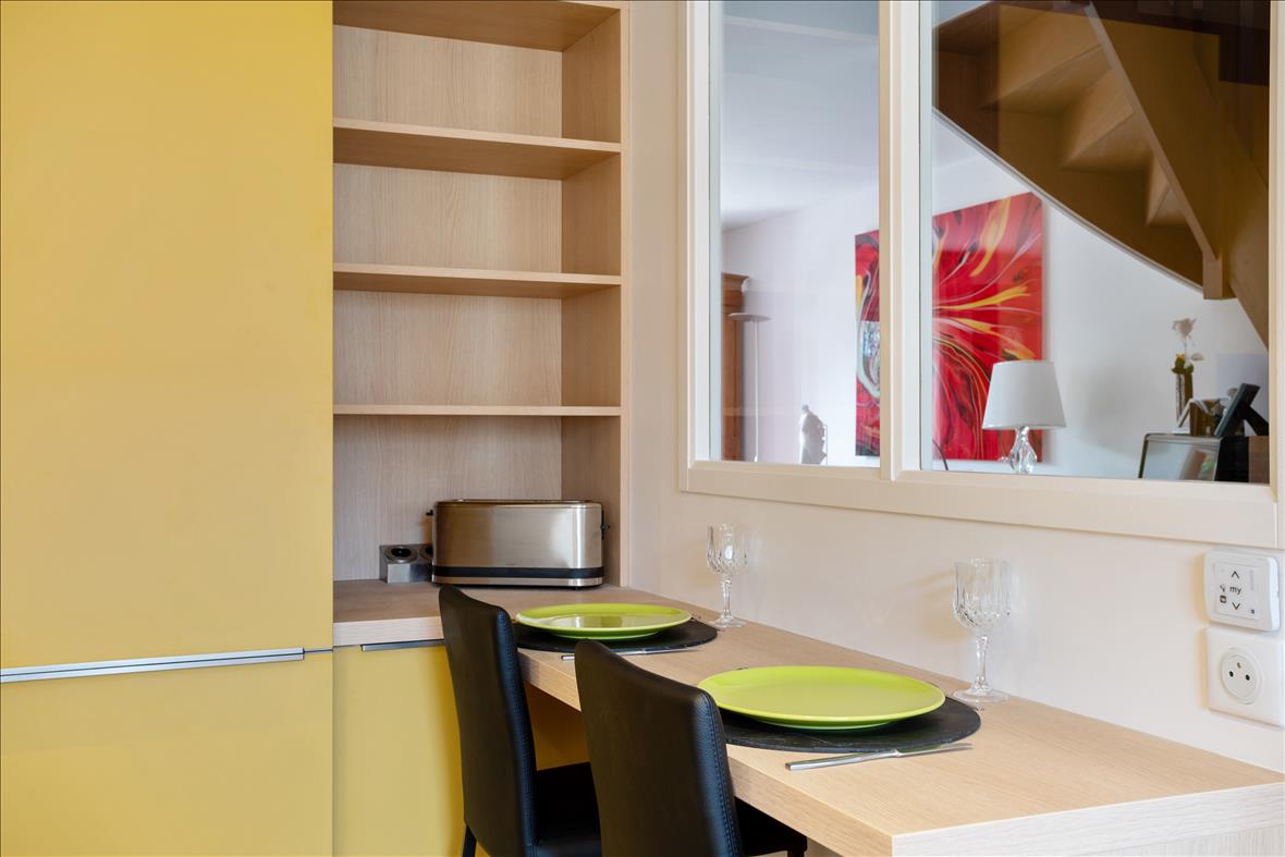 Cuisine de style contemporain blanc et orange à Nantes | Raison Home - 7
