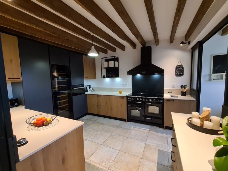 Cuisine semi-ouverte avec verrière noire à La Chapelle-sur-Erdre | Raison Home - 6