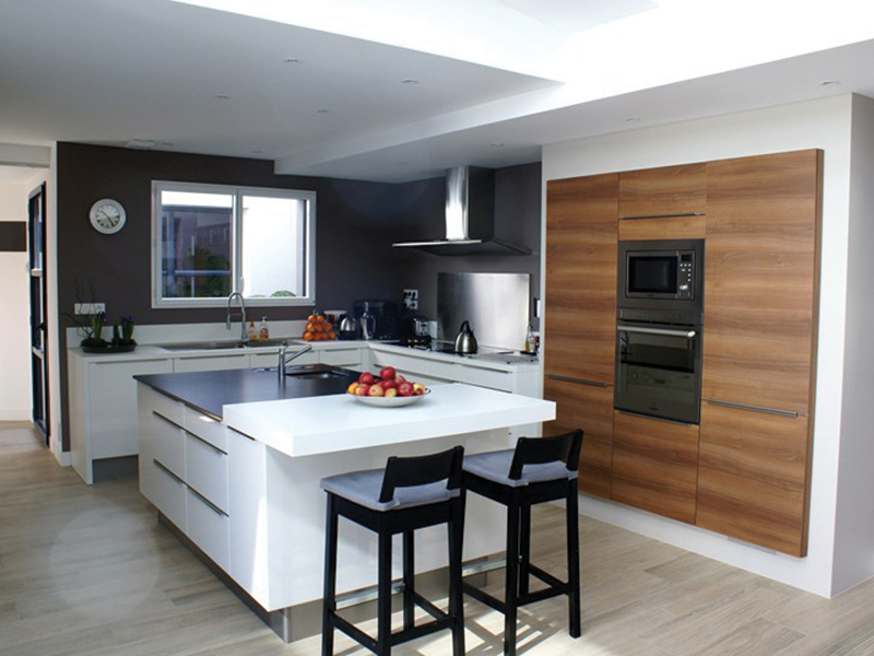 Cuisine ouverte de style contemporain blanc et bois à Nantes | Raison Home - 1