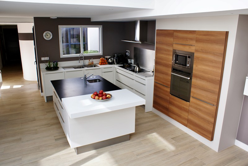 Cuisine ouverte de style contemporain blanc et bois à Nantes | Raison Home - 2