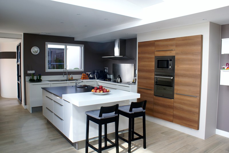 Cuisine ouverte de style contemporain blanc et bois à Nantes | Raison Home - 3